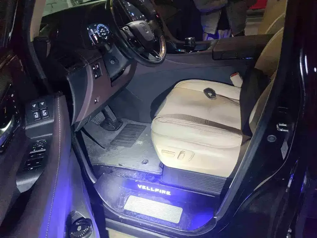 Toyota Vellfire — фото 4