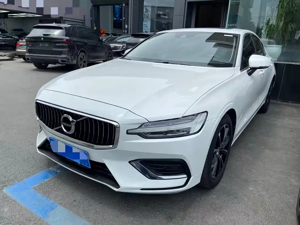 Volvo S60 — фото 1