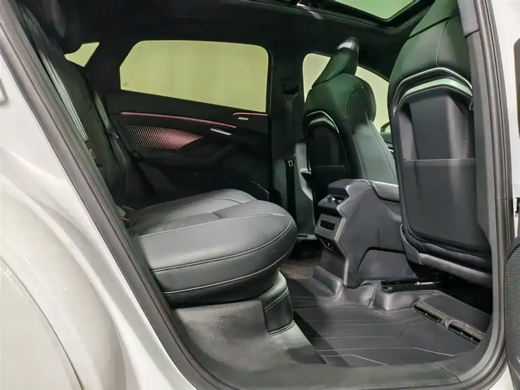 Audi Q6L Sportback e-tron — фото 8