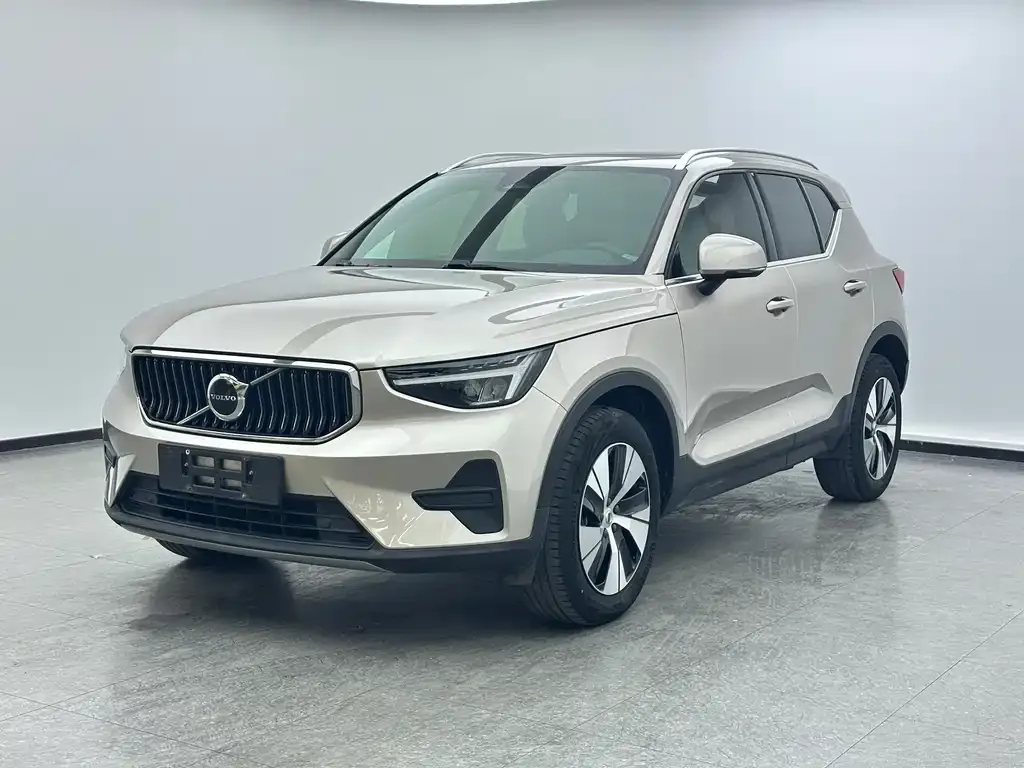 Volvo XC40 — фото 1
