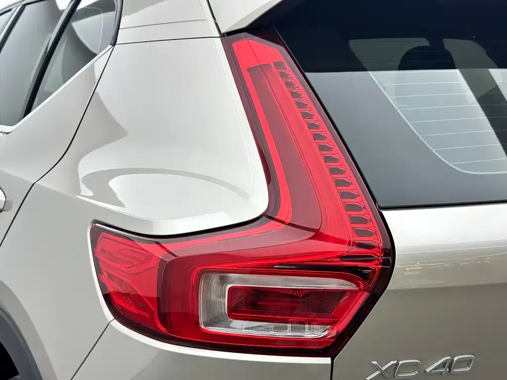 Volvo XC40 — фото 4