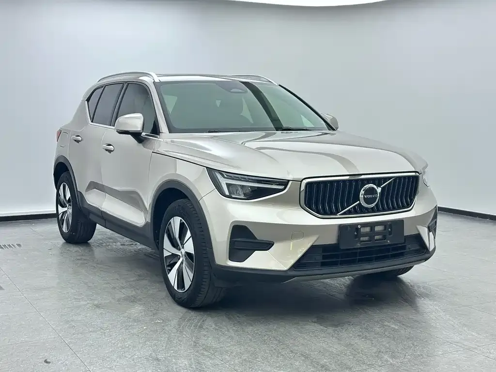 Volvo XC40 — фото 9