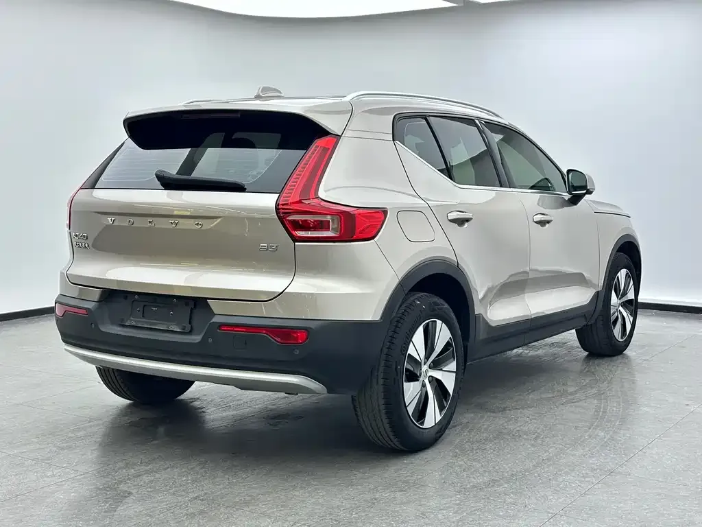 Volvo XC40 — фото 10