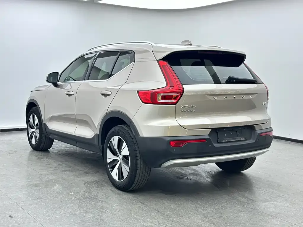 Volvo XC40 — фото 7