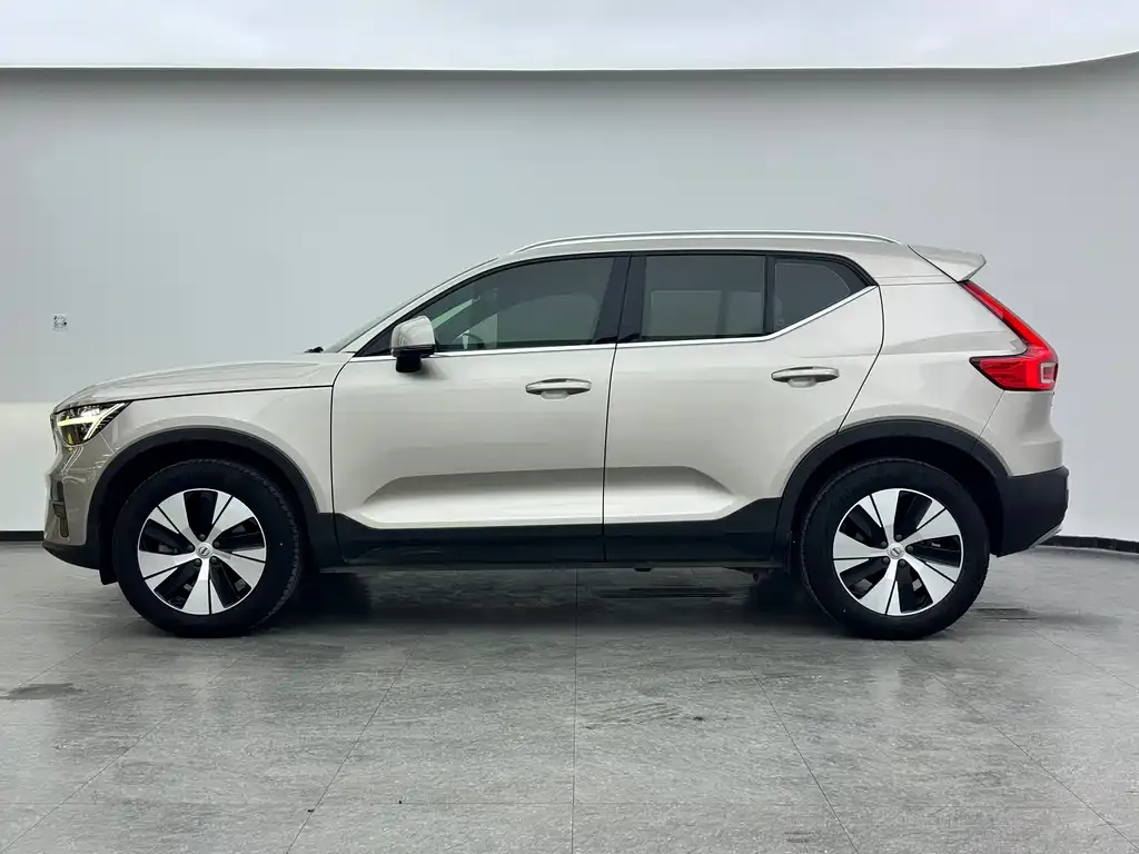 Volvo XC40 — фото 6