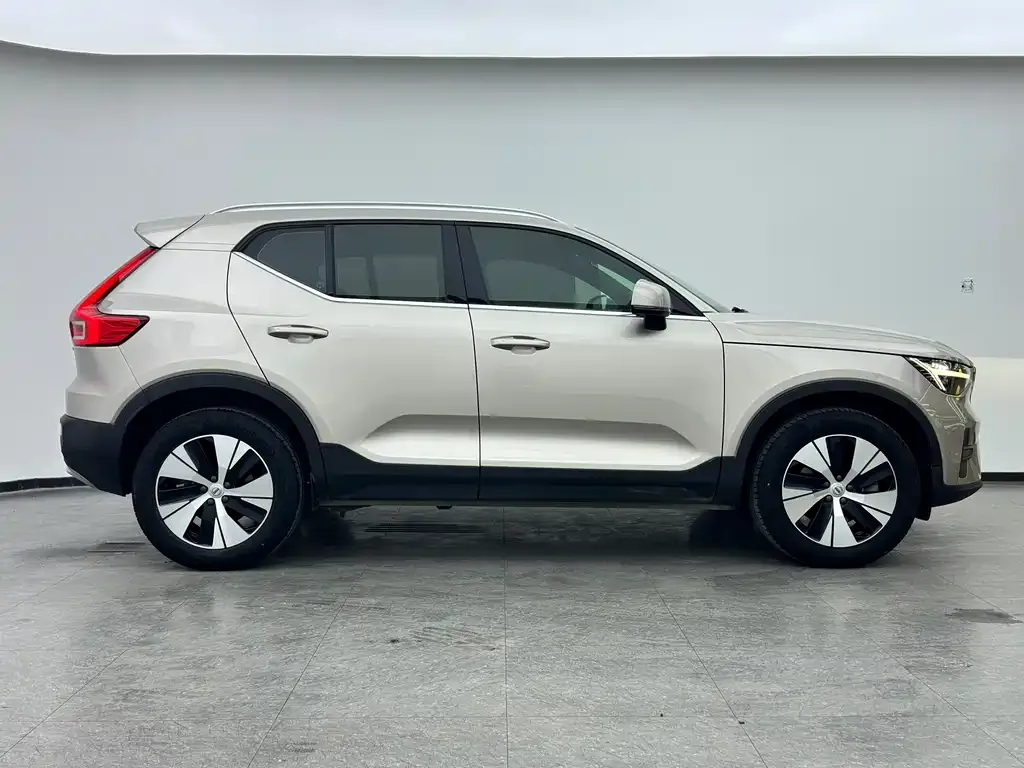 Volvo XC40 — фото 8