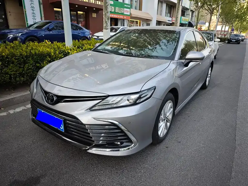 Toyota Camry — фото 1