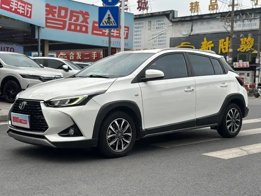 Toyota Yaris L — фото 1