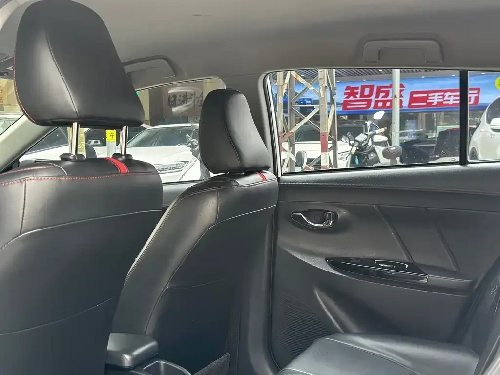 Toyota Yaris L — фото 2