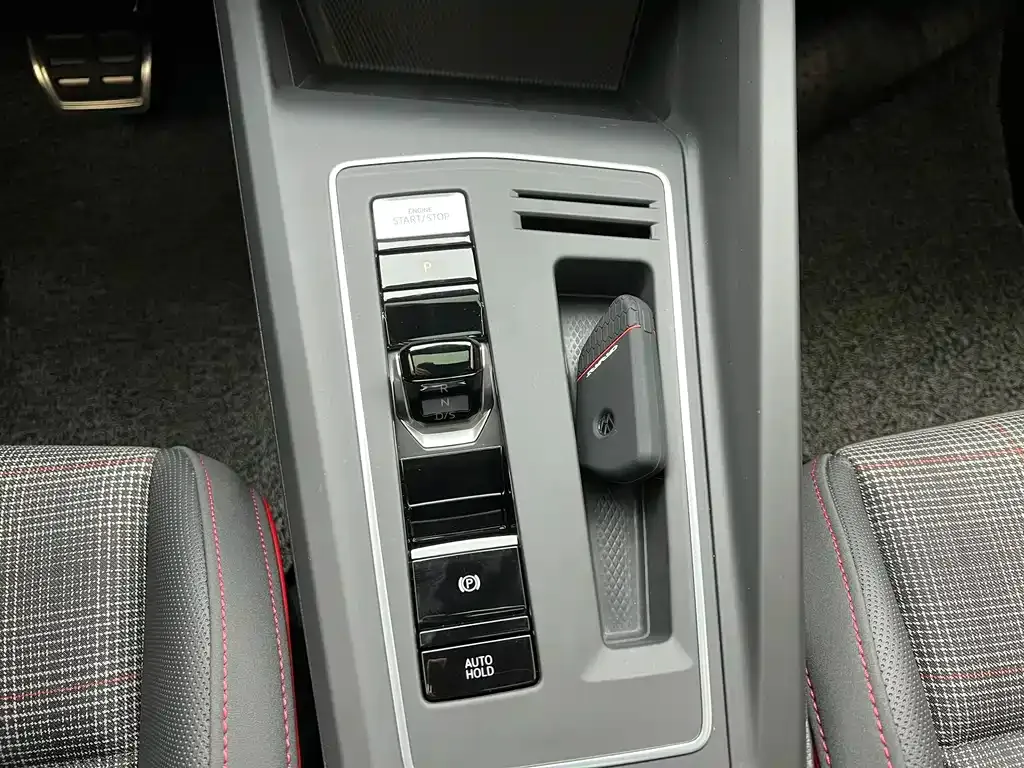 Volkswagen Golf GTI — фото 10