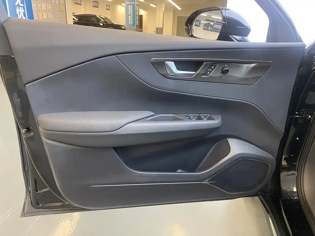 Hongqi E-QM5 — фото 3