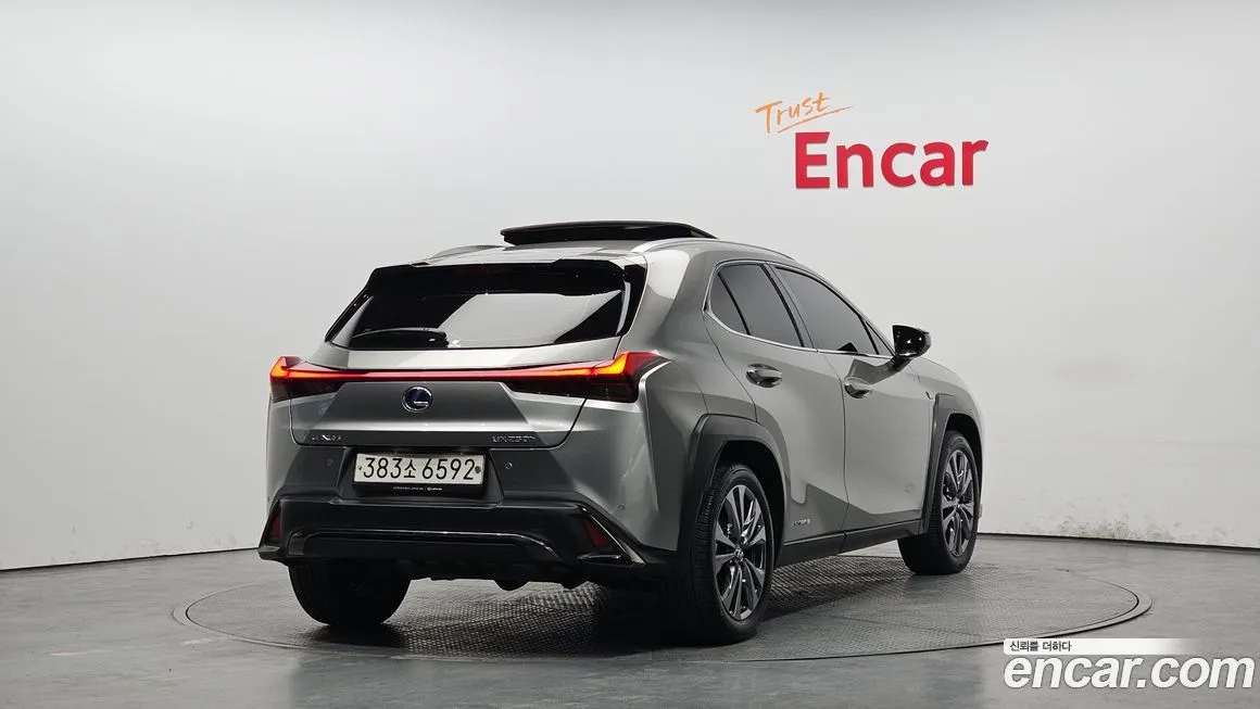 Lexus UX — фото 2