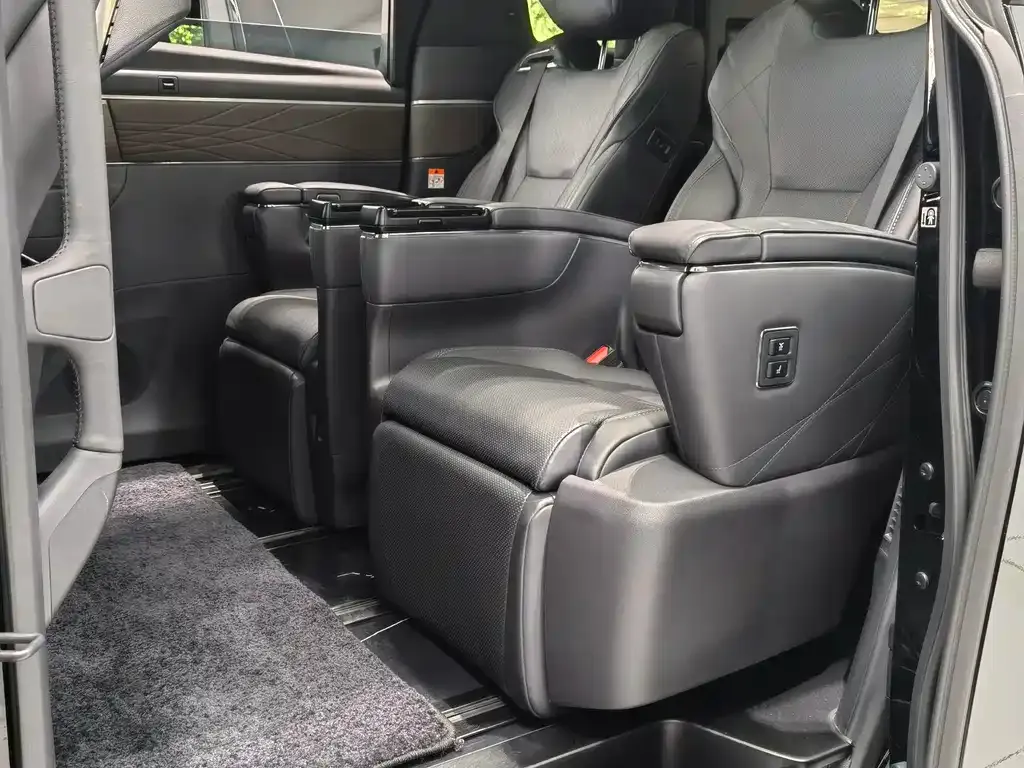 Toyota Vellfire — фото 2