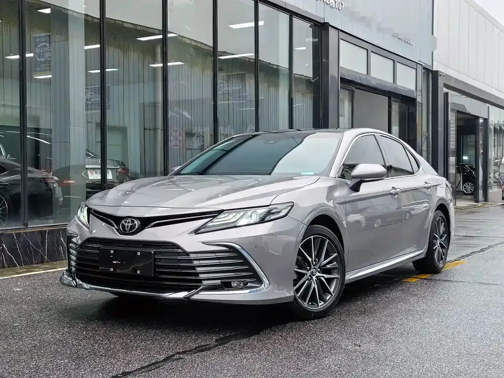 Toyota Camry — фото 1