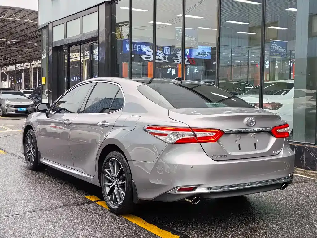Toyota Camry — фото 8