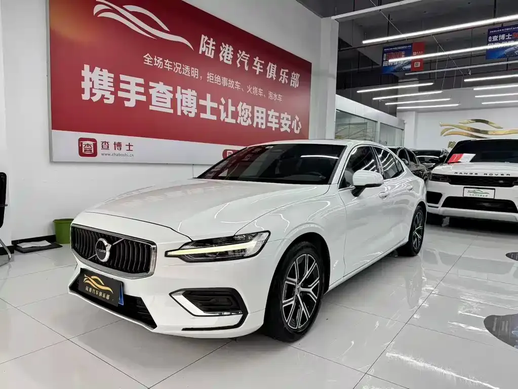 Volvo S60 — фото 1
