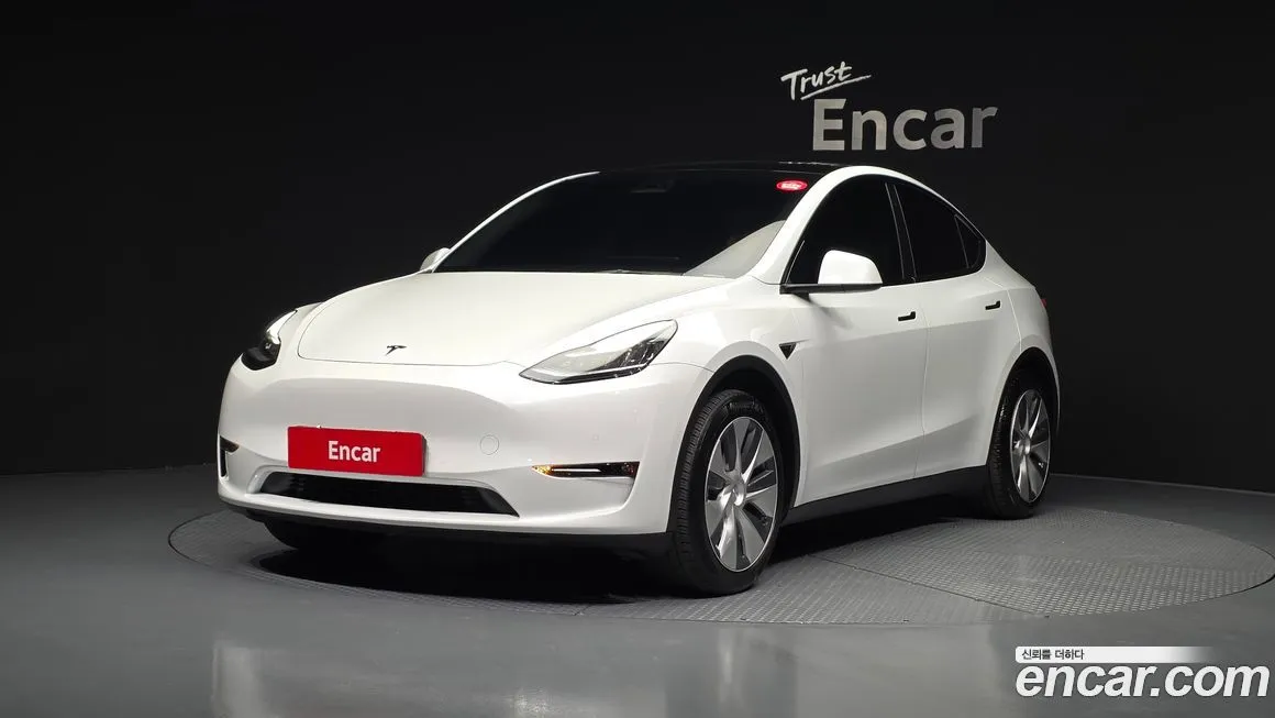 Tesla Model Y — фото 1