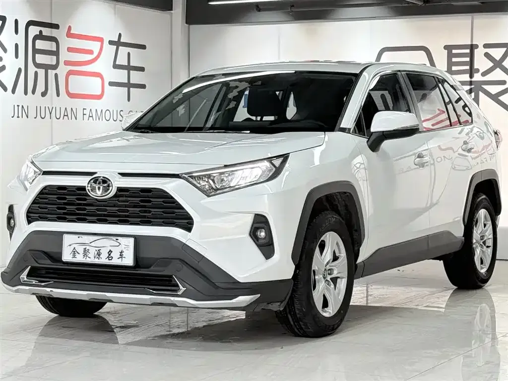 Toyota RAV4 — фото 1