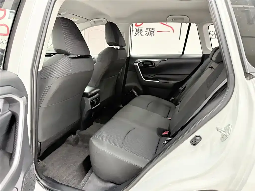 Toyota RAV4 — фото 8