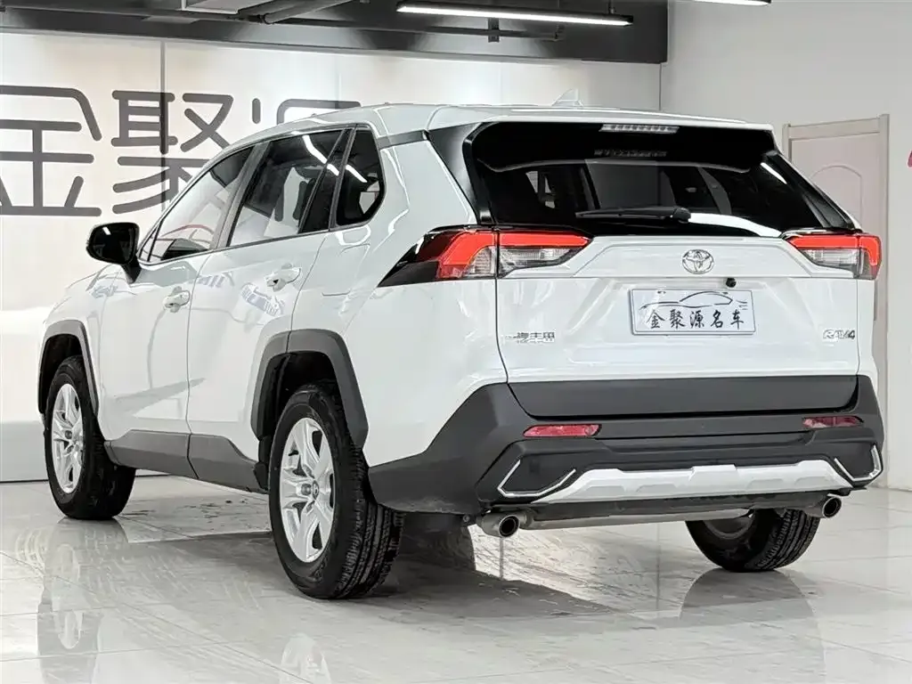 Toyota RAV4 — фото 3
