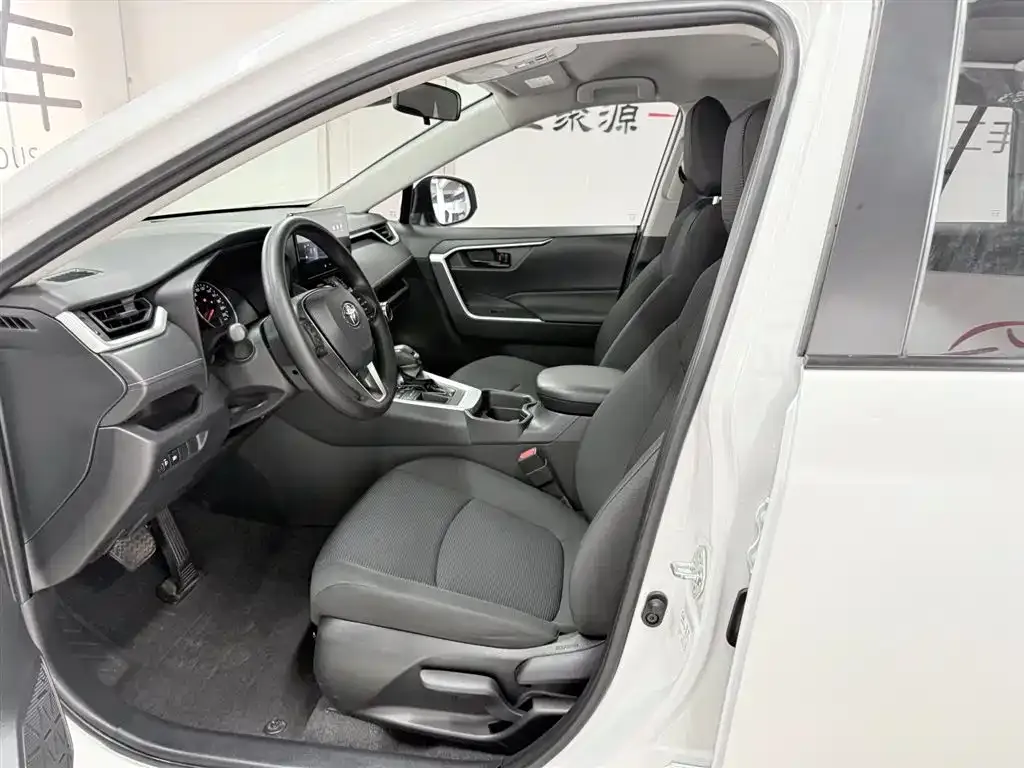 Toyota RAV4 — фото 7