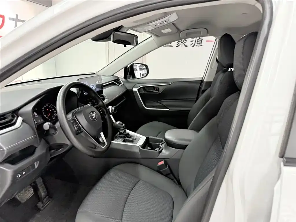 Toyota RAV4 — фото 10