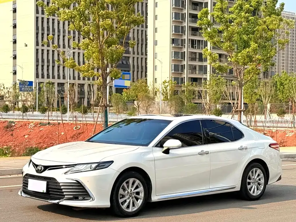 Toyota Camry — фото 1