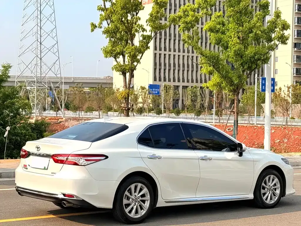 Toyota Camry — фото 8