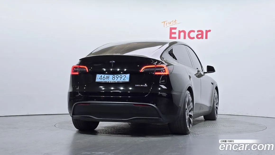 Tesla Model Y — фото 10