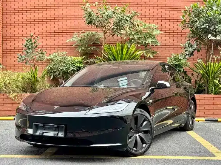 Tesla Model 3 — фото 1