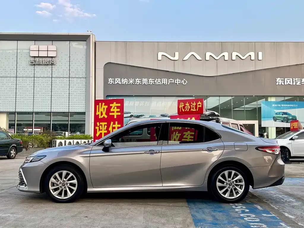 Toyota Camry — фото 6