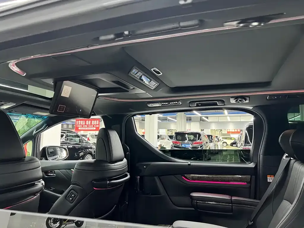 Toyota Vellfire — фото 2