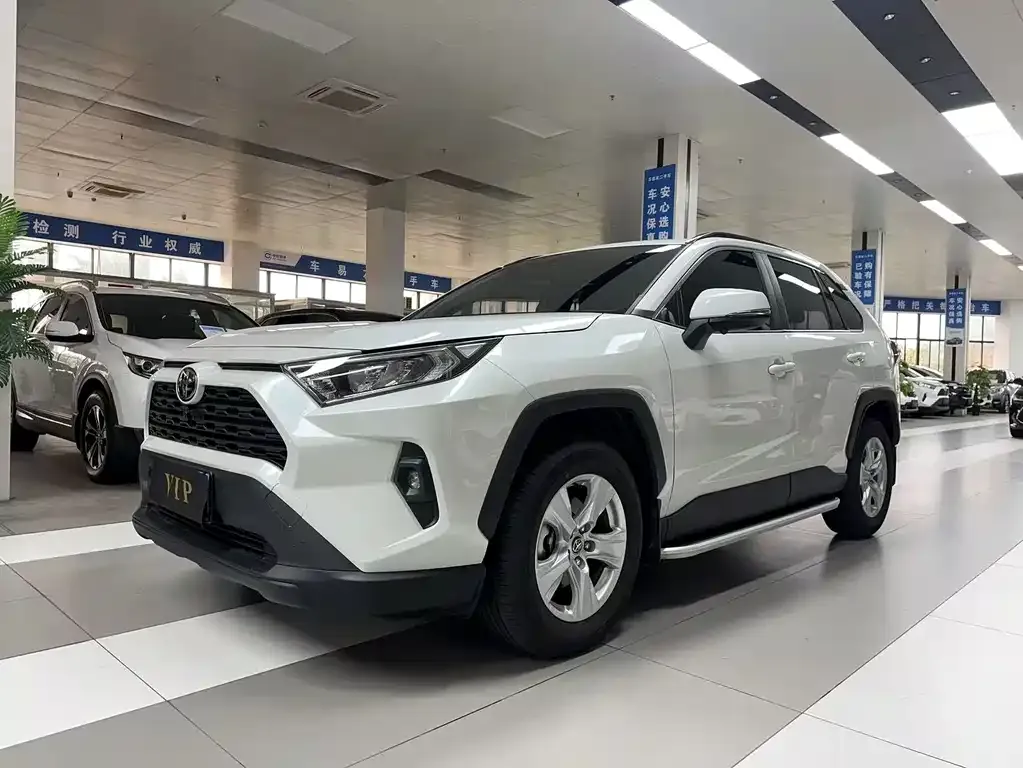 Toyota RAV4 — фото 1