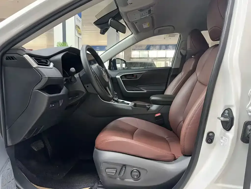 Toyota RAV4 — фото 9