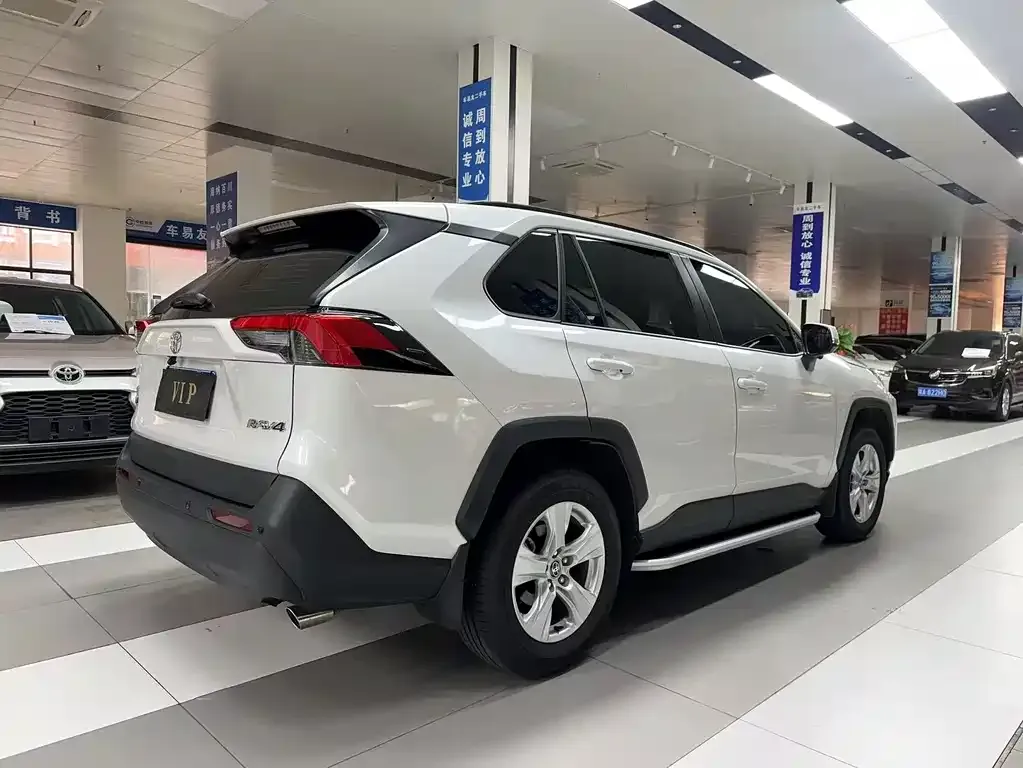 Toyota RAV4 — фото 4