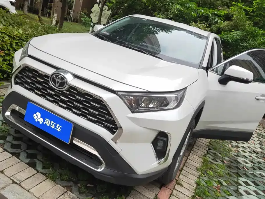 Toyota RAV4 — фото 1
