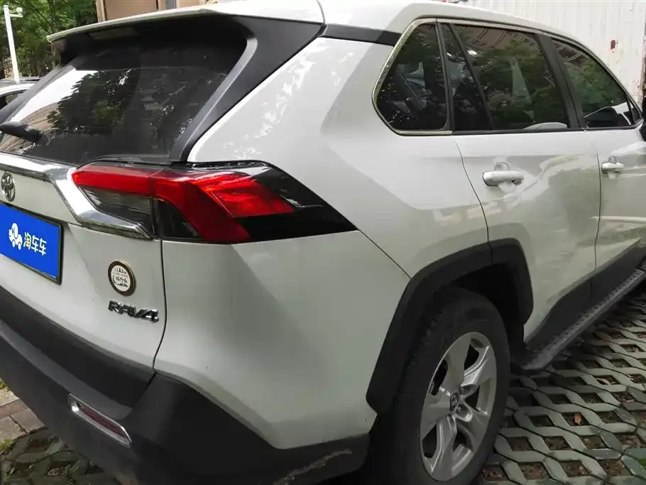Toyota RAV4 — фото 8