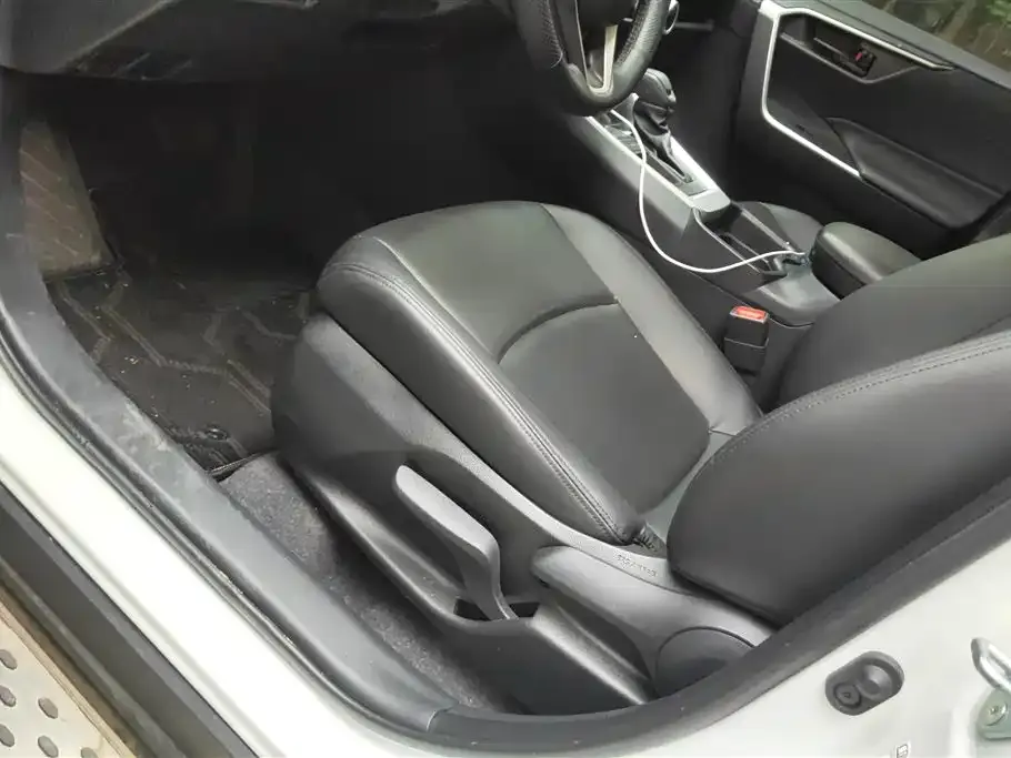 Toyota RAV4 — фото 2