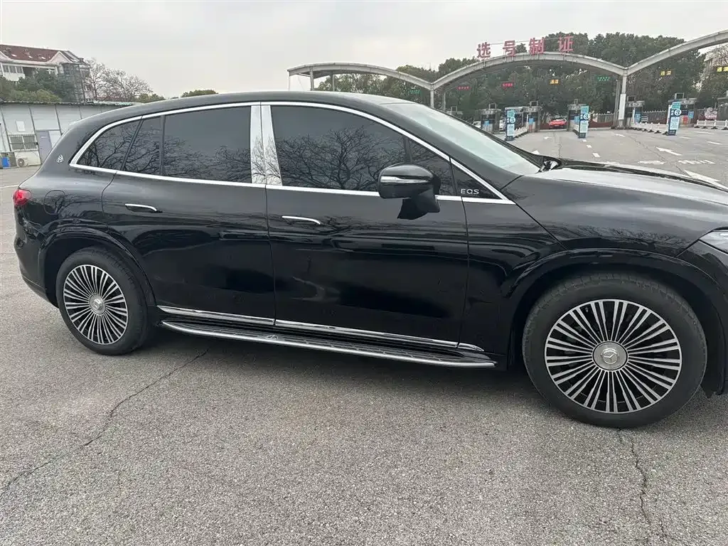 Mercedes-Benz EQS SUV — фото 5