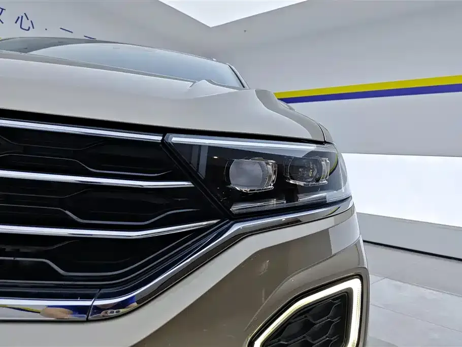 Volkswagen T-Roc — фото 2