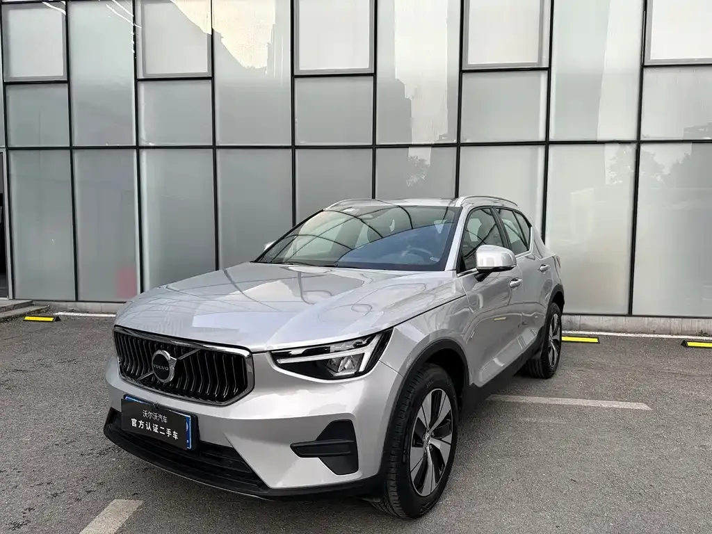 Volvo XC40 — фото 1