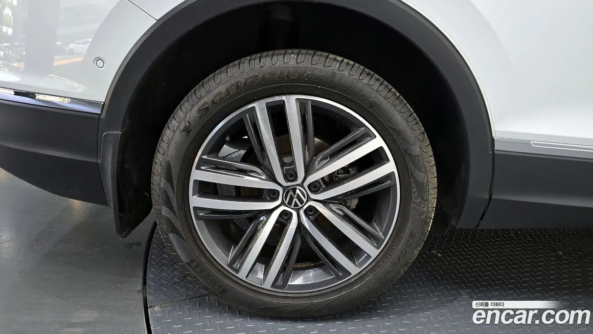 Volkswagen Tiguan — фото 8