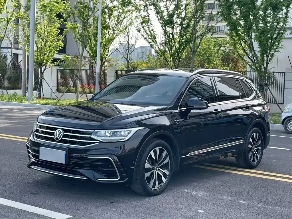 Volkswagen Tiguan L — фото 1