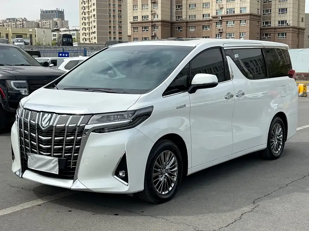 Toyota Alphard — фото 1