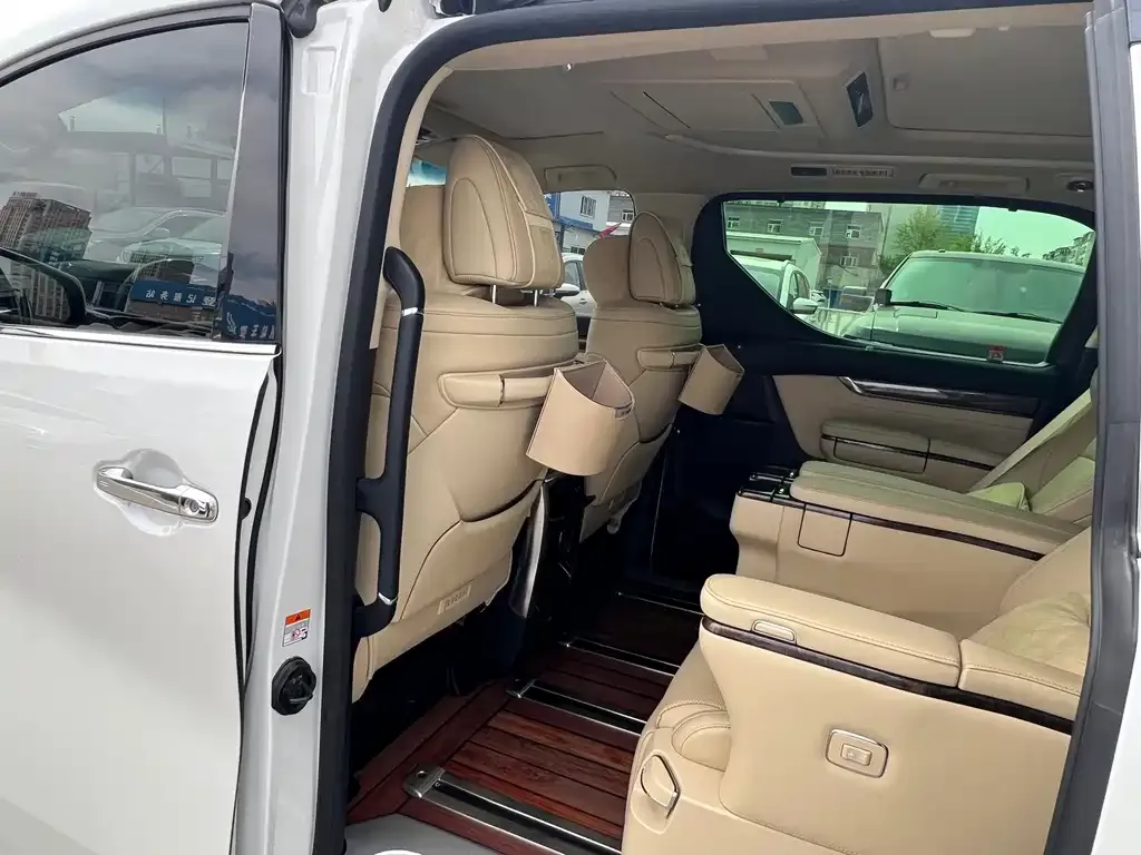 Toyota Alphard — фото 2