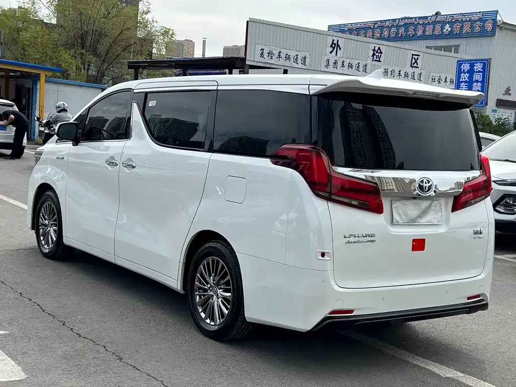 Toyota Alphard — фото 6