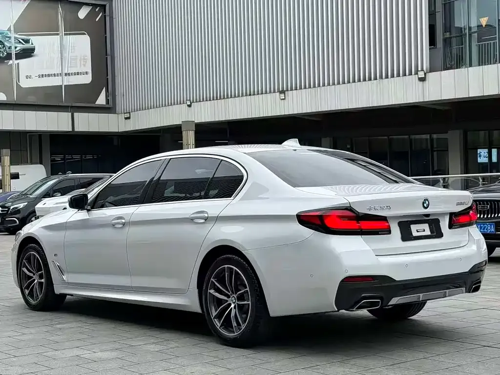 BMW 5 Series — фото 6