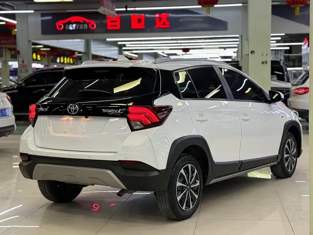 Toyota Yaris L — фото 10
