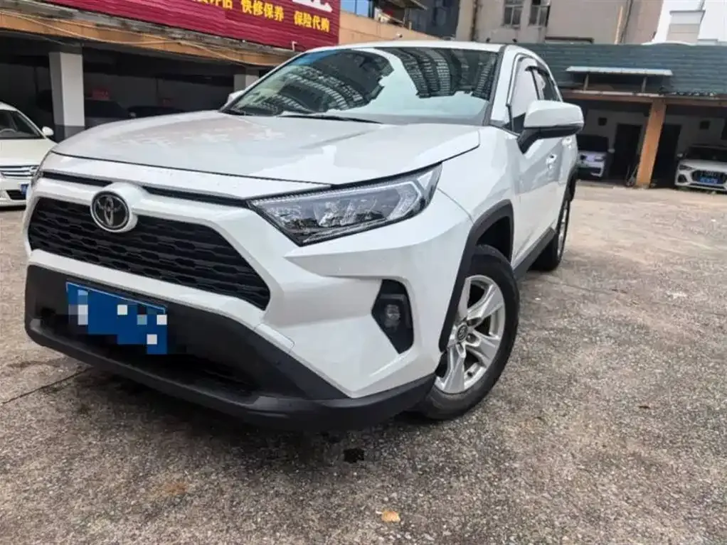 Toyota RAV4 — фото 1
