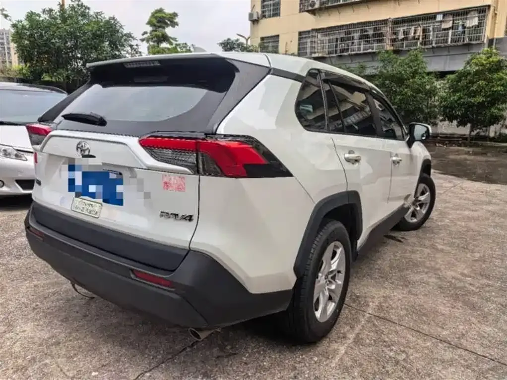 Toyota RAV4 — фото 3
